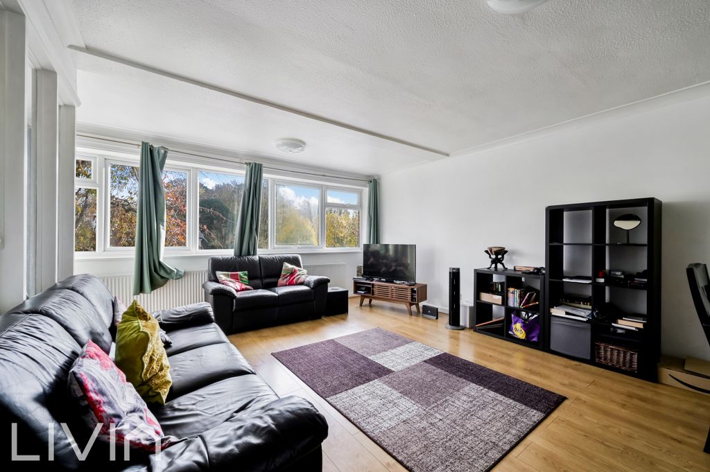 Property photo 3 of 16 Chichele Gardens, 18 (16 From 27)-18