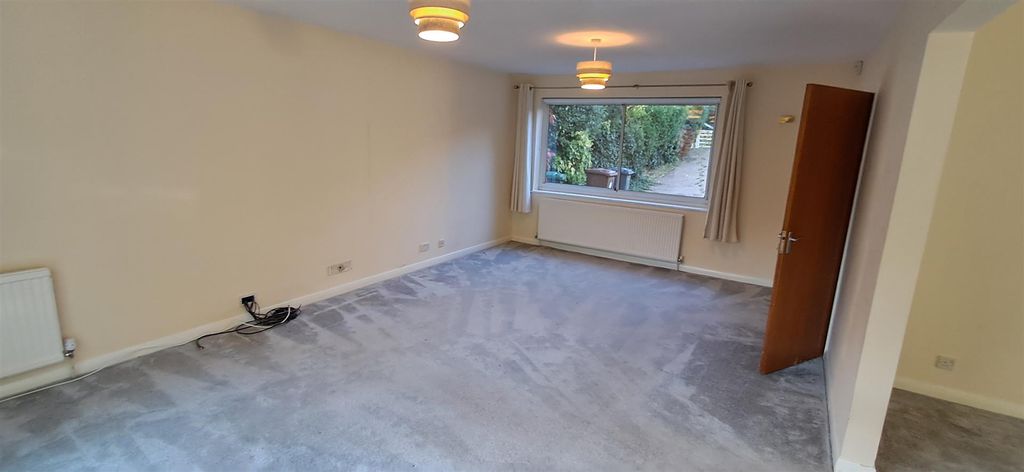 Property photo 3 of 18 Lounge