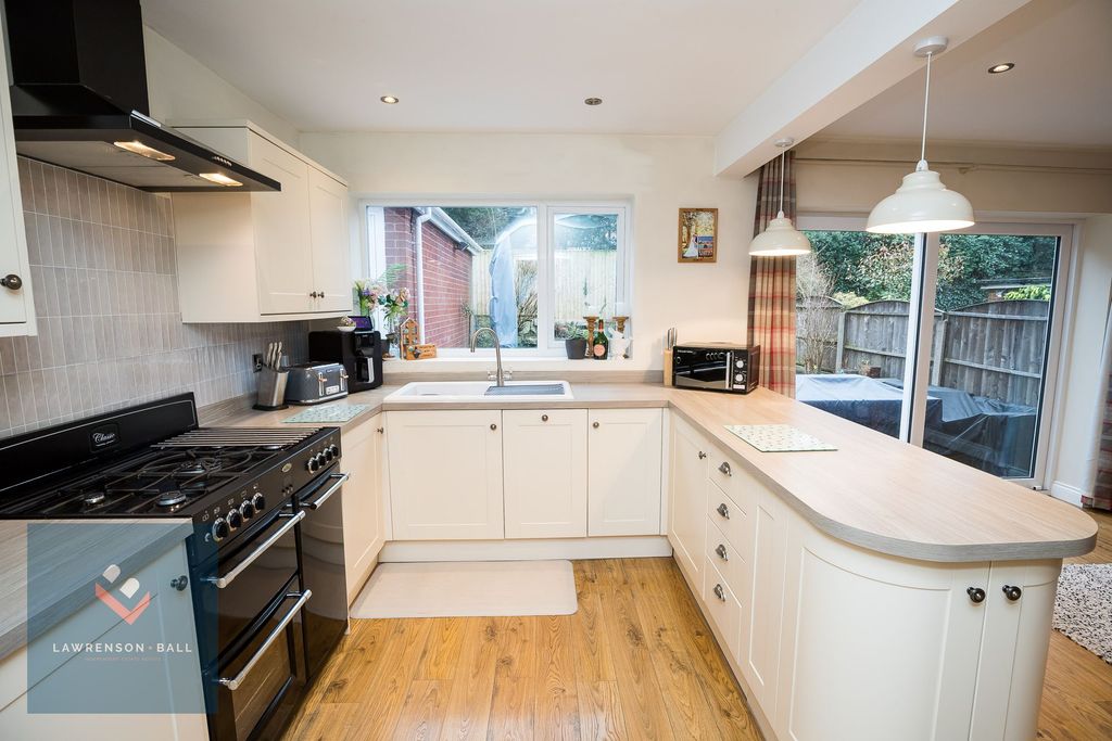 Property photo 3 of 16 Kitchen