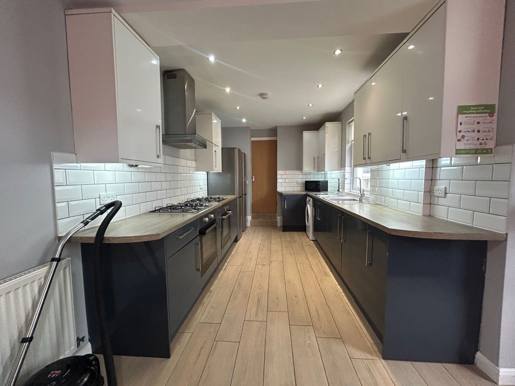 Property photo 3 of 8 105B9B87-111F-4594-9Dfa-5Bfc574d918A