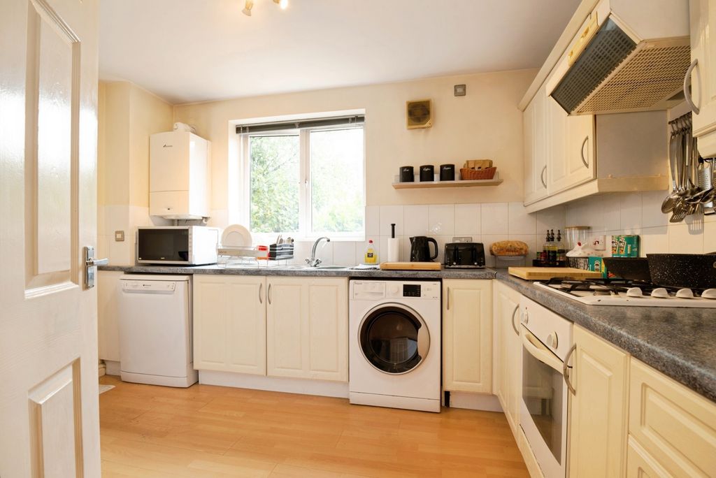 Property photo 2 of 11 Separate Kitchen