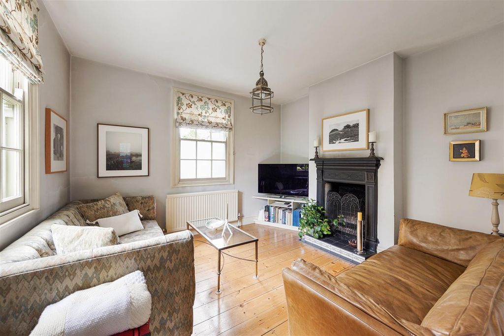 Property photo 2 of 51 Randolph Road, E17