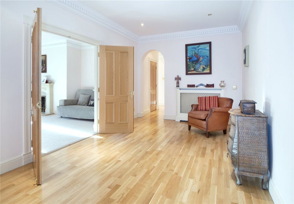 Property photo 3 of 7 Hallway