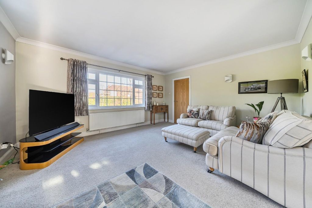 Property photo 1 of 18 Living Room