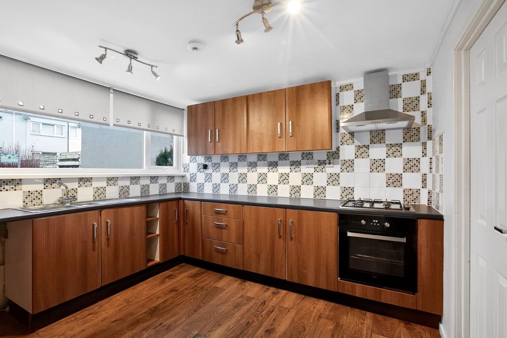 Property photo 3 of 17 Kitchen