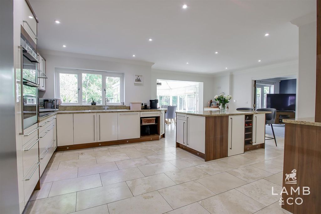 Property photo 2 of 49 Kitchen/Breakfast Room