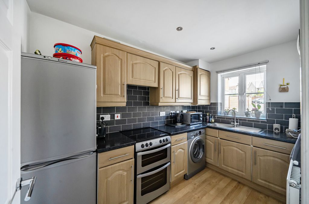 Property photo 3 of 12 147118856A27Fe42Af375