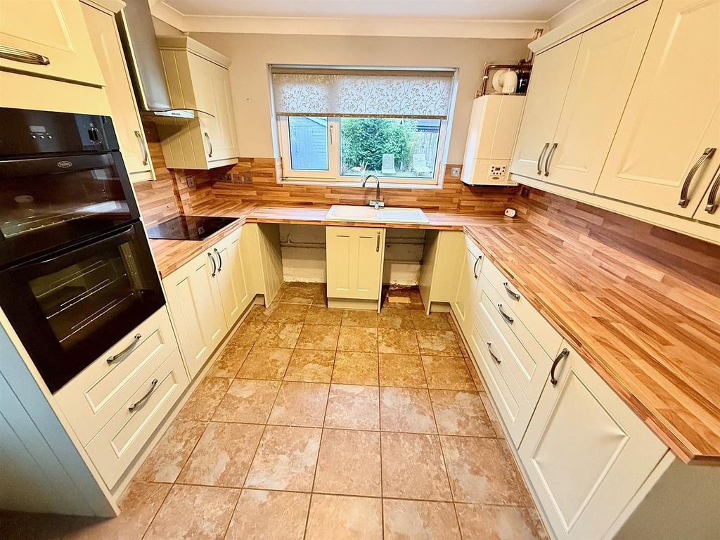 Property photo 2 of 16 Kitchen/Breakfast Room