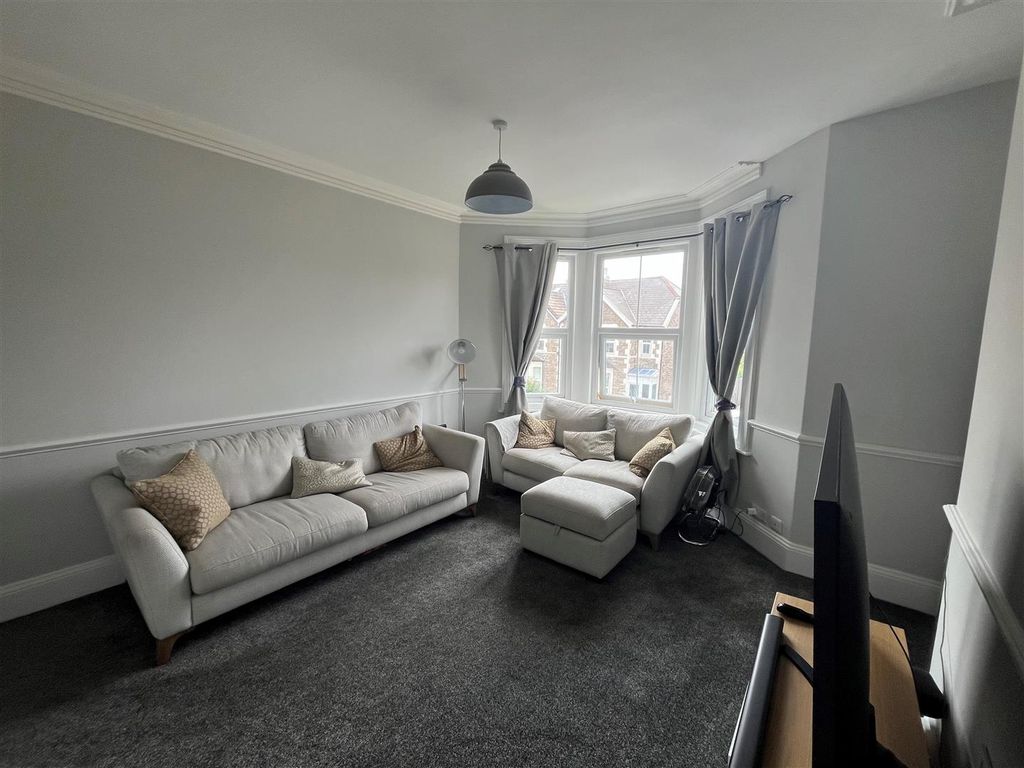 Property photo 3 of 10 Lounge