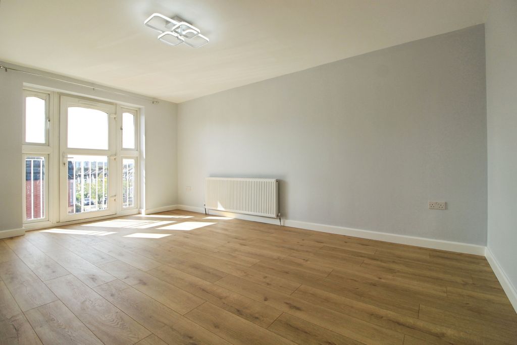 Property photo 1 of 18 Two Bedroom 2nd Floor Flat To Rent