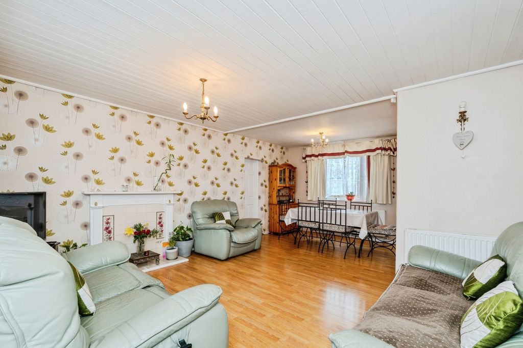 Property photo 2 of 17 Photo