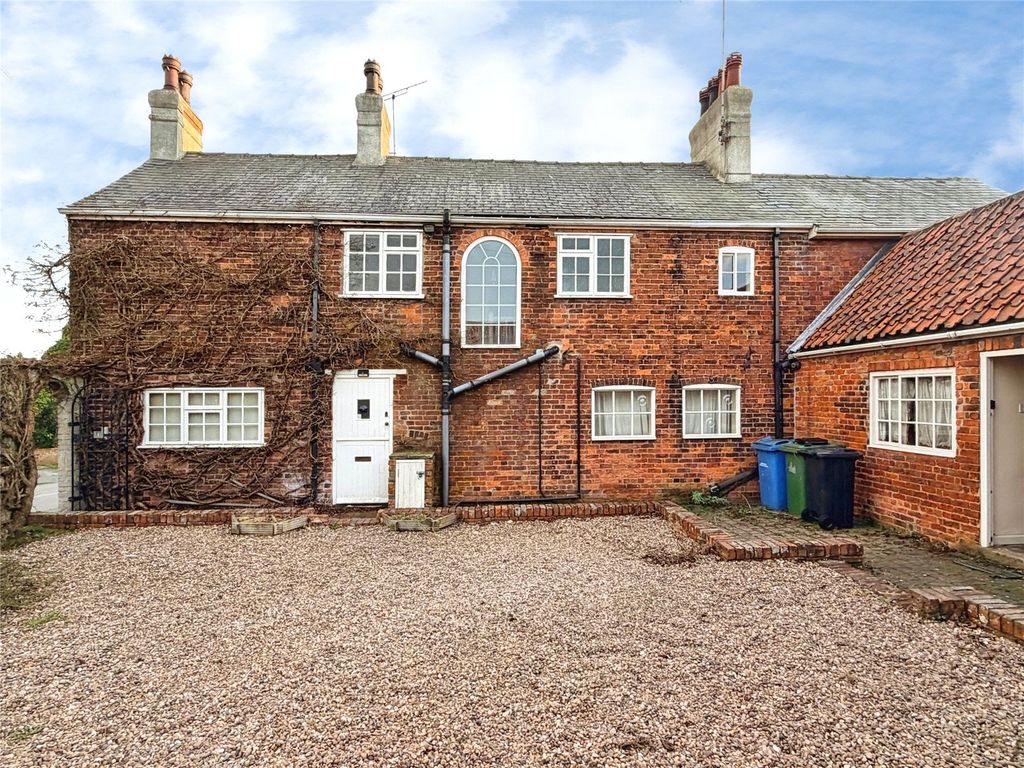 Property photo 2 of 27 Courtyard