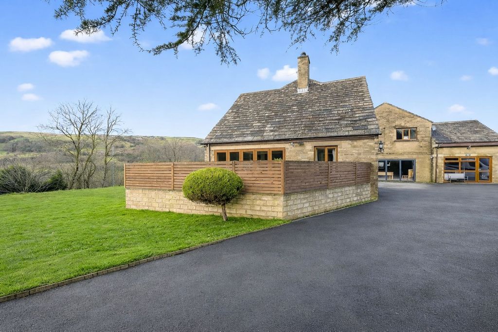 Property photo 2 of 22 Gated Driveway