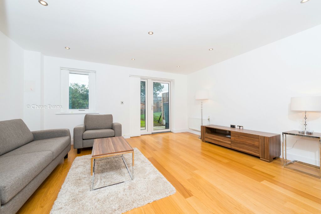 Property photo 1 of 9 Fairthorn Living Roo