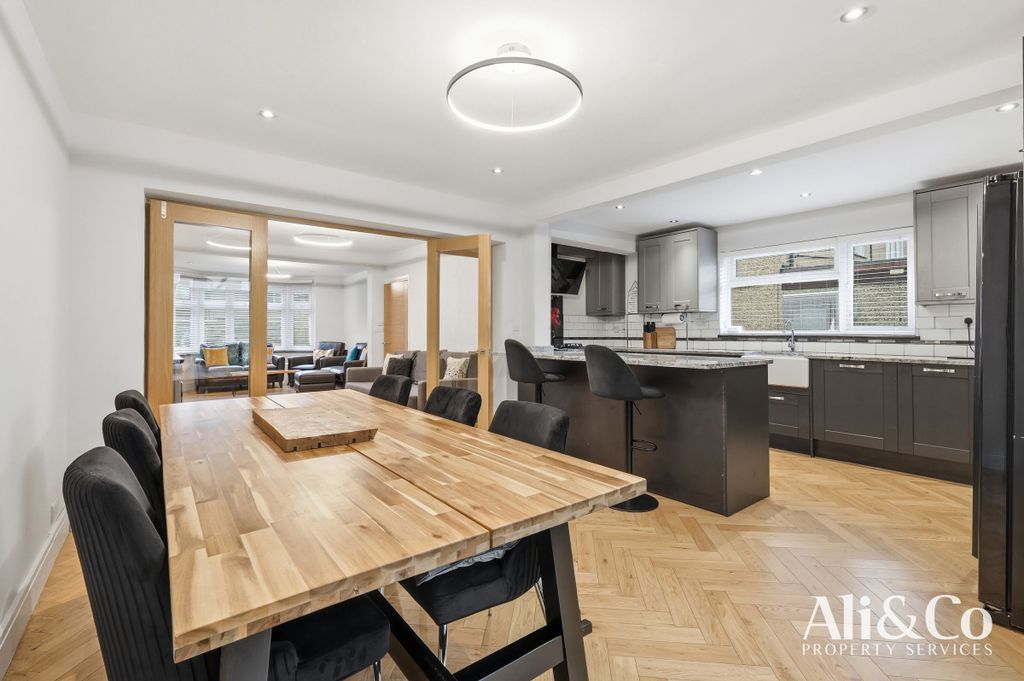 Property photo 3 of 33