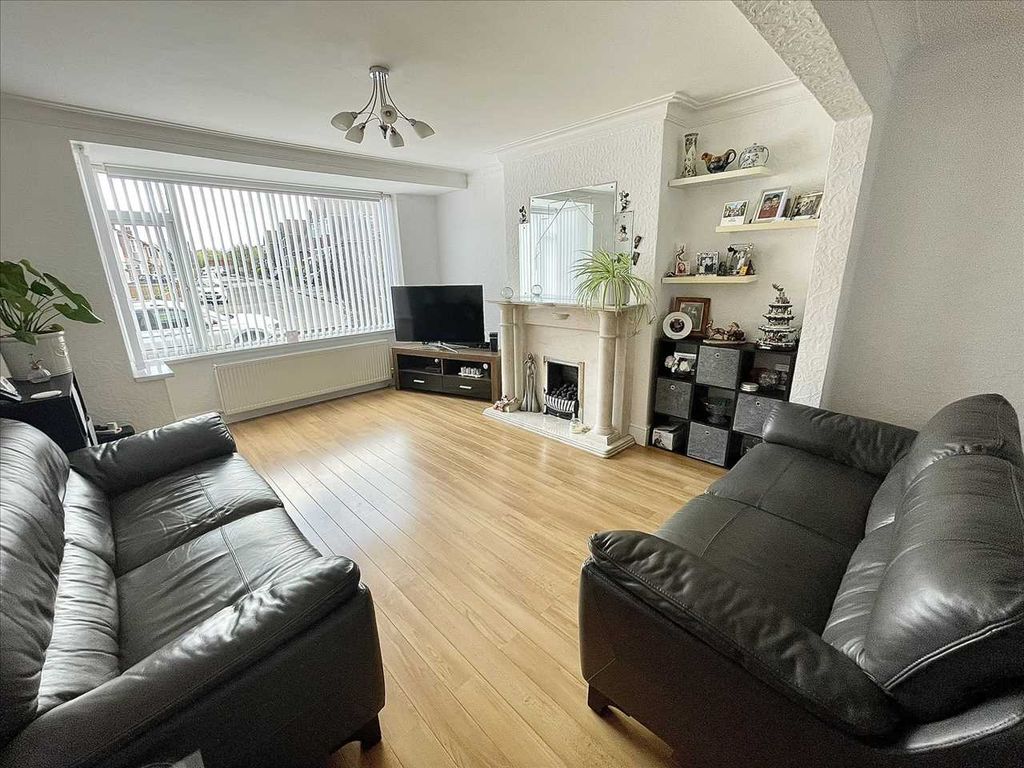 Property photo 3 of 18 Lounge (Front)