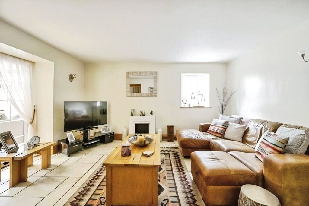 Property photo 2 of 16 Lounge