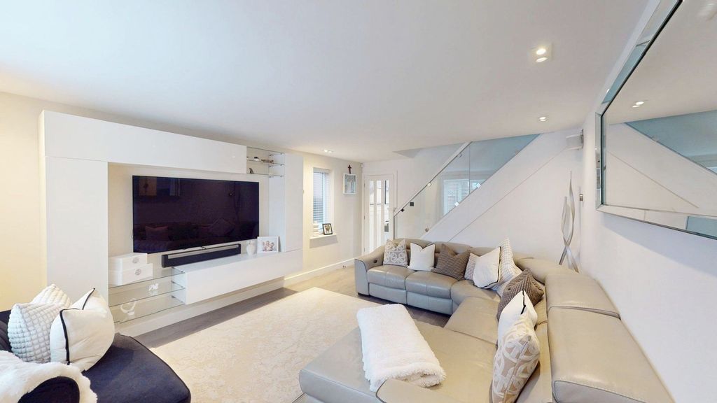 Property photo 2 of 23 Lounge