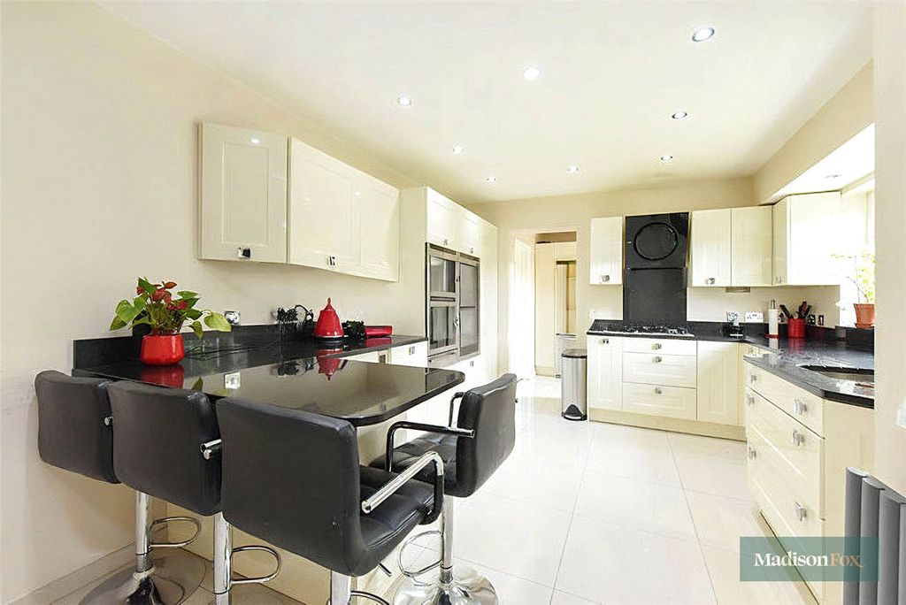 Additional image 13 of 5 bed property to rentTomswood Road, Chigwell, Essex IG7