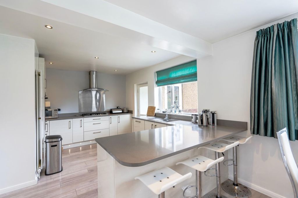 Property photo 2 of 10 Kitchen