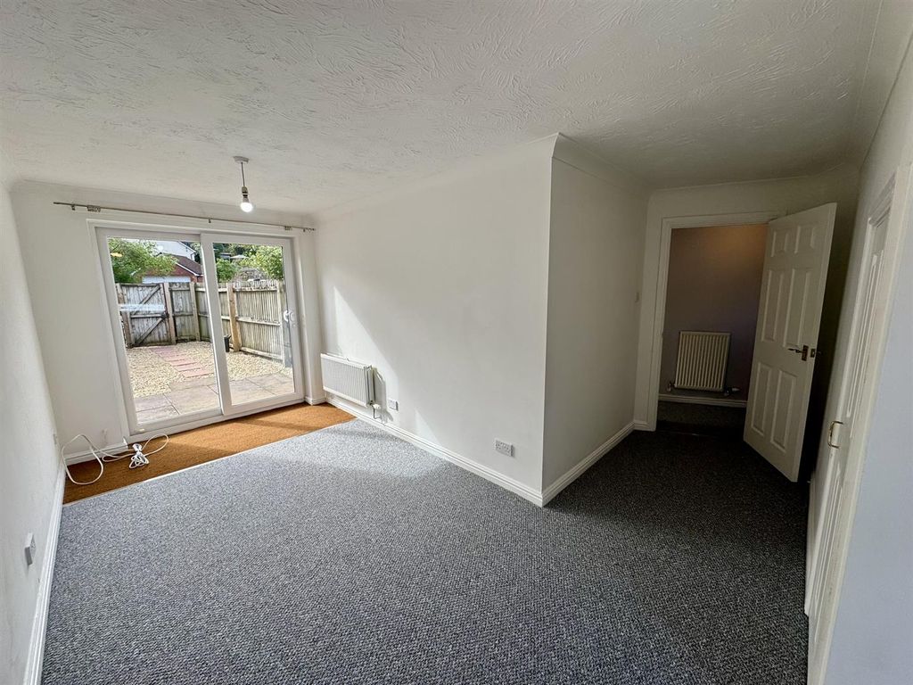 Property photo 3 of 15 Living Room (2/2)