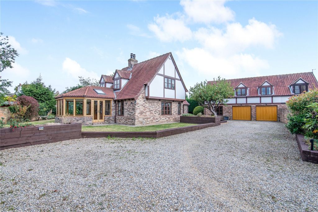 Property photo 1 of 30 Hardwick House