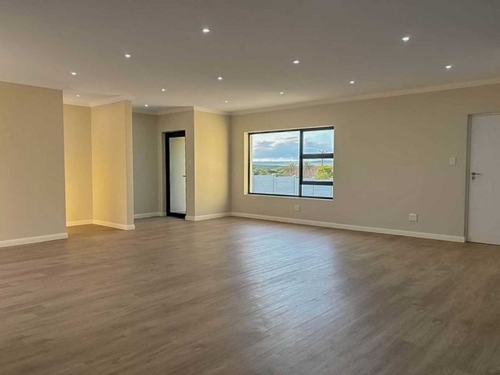 Property photo 2 of 13 1Jf1721914