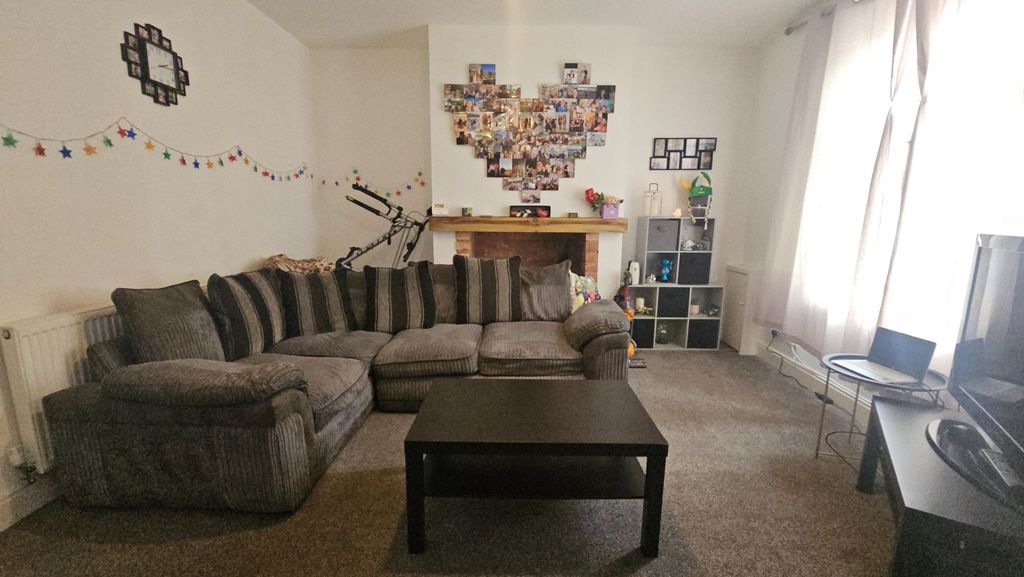 Property photo 3 of 8 Lounge