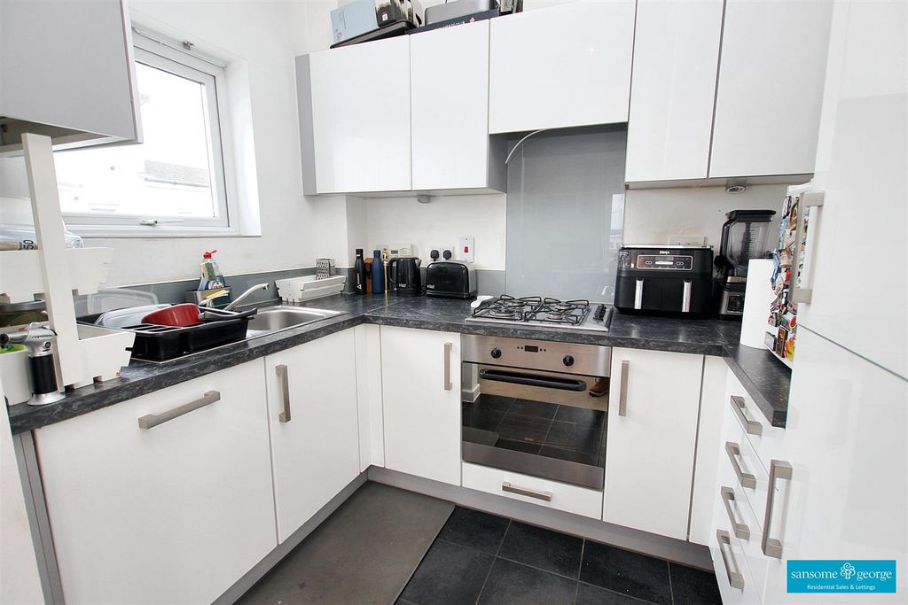 Property photo 2 of 12 Kitchen