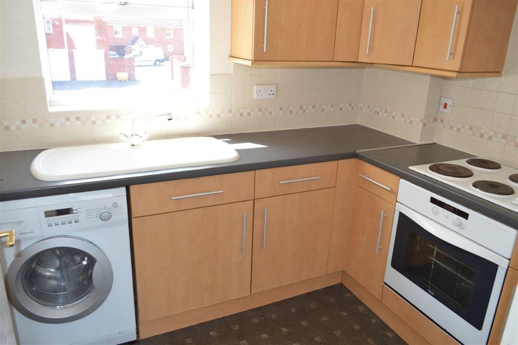Property photo 3 of 7 Kitchen