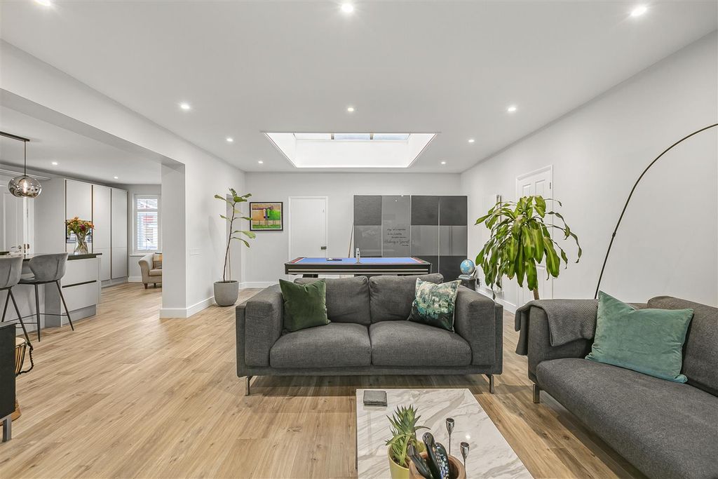 Property photo 3 of 32