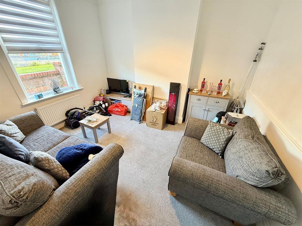 Property photo 2 of 16 Lounge
