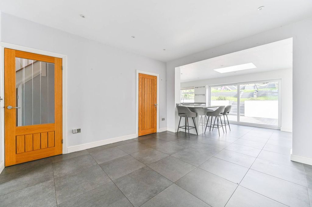 Property photo 3 of 24