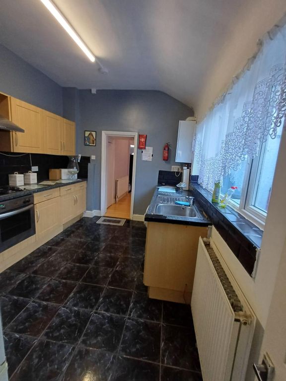 Property photo 1 of 8 Four Bedroom House Ideal For Working Families- £2800 Pcm