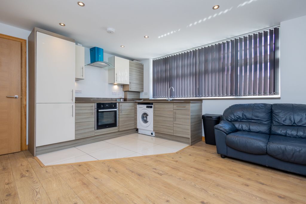 Property photo 1 of 8 R6M_6453