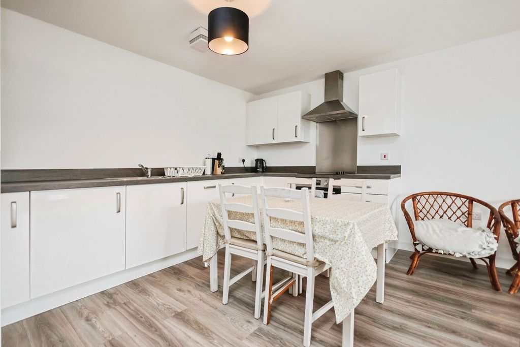 Property photo 3 of 17 Kitchen