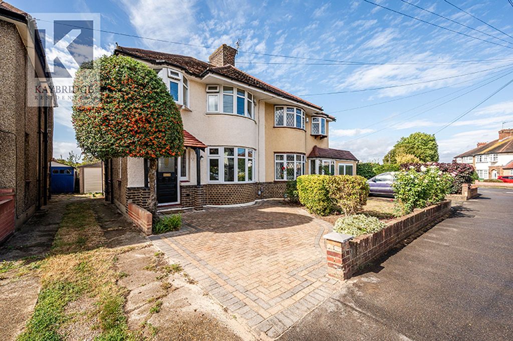 Property photo 1 of 16 Lakehurst Road, Epsom - Kt19 0Eq