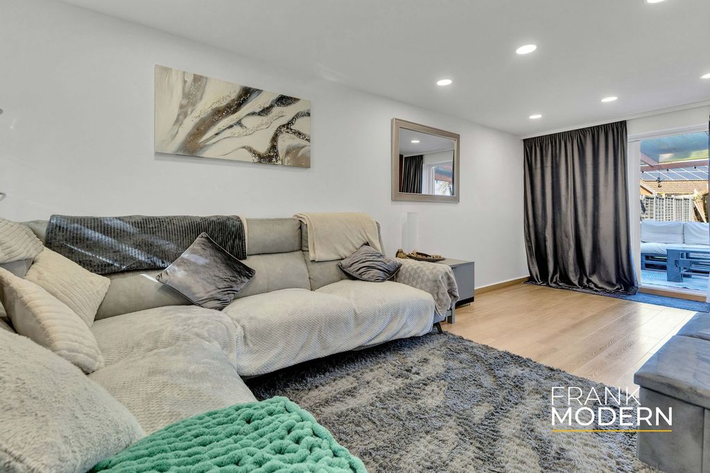 Property photo 3 of 34 Living Room