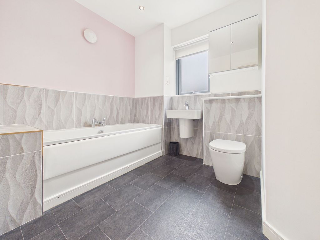 Property photo 2 of 12 Bathroom