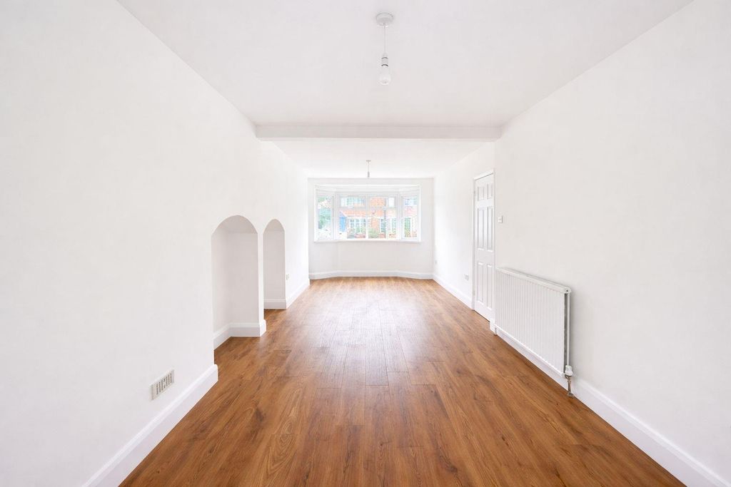 Property photo 3 of 16 Livingroom