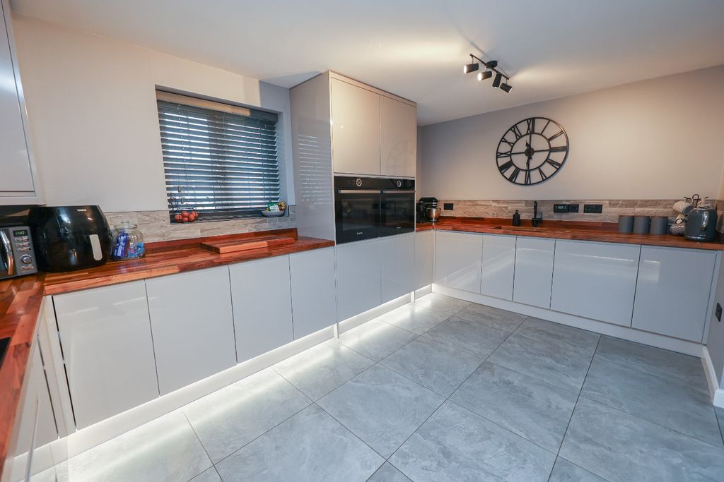 Property photo 2 of 25 4181831