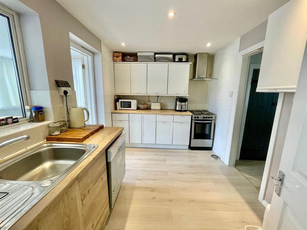 Property photo 2 of 18 100 Dellsome Kitchen.Jpg