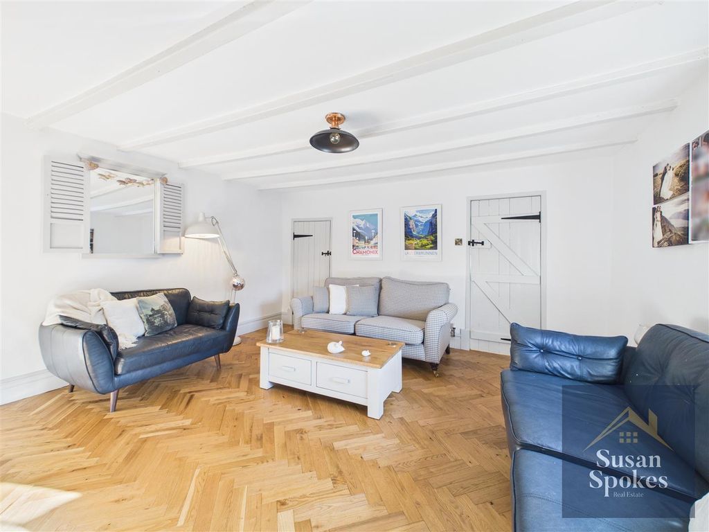 Property photo 3 of 34 Cam01858G0-Pr0225-Still027.Jpg