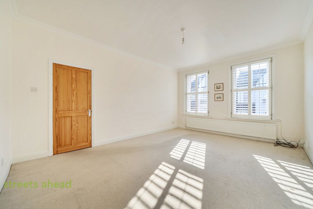 Property photo 2 of 12 5F43779c-A14E-4F2...