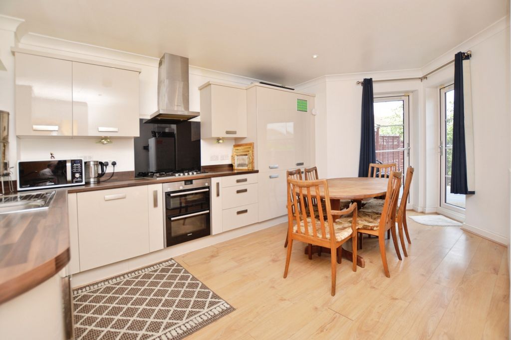 Property photo 2 of 11 B8Ec7A67-Kitchen 20Diner