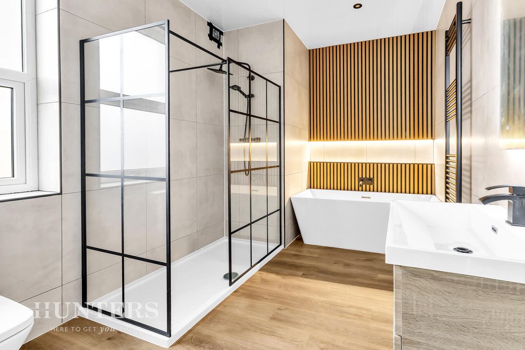 Property photo 3 of 18 Bathroom