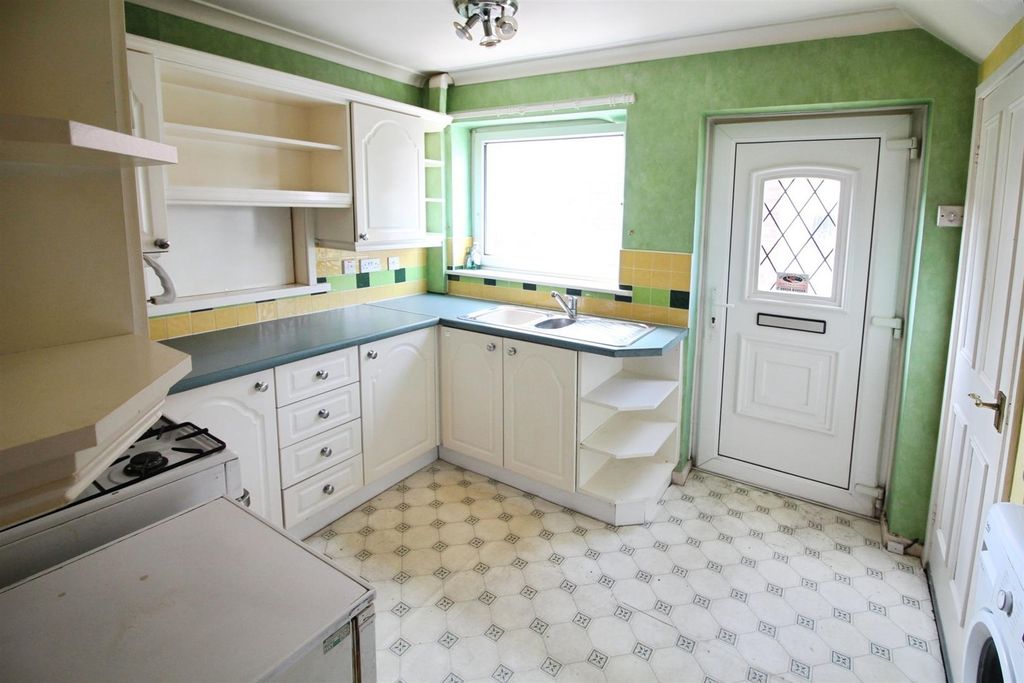 Property photo 2 of 11 Kitchen
