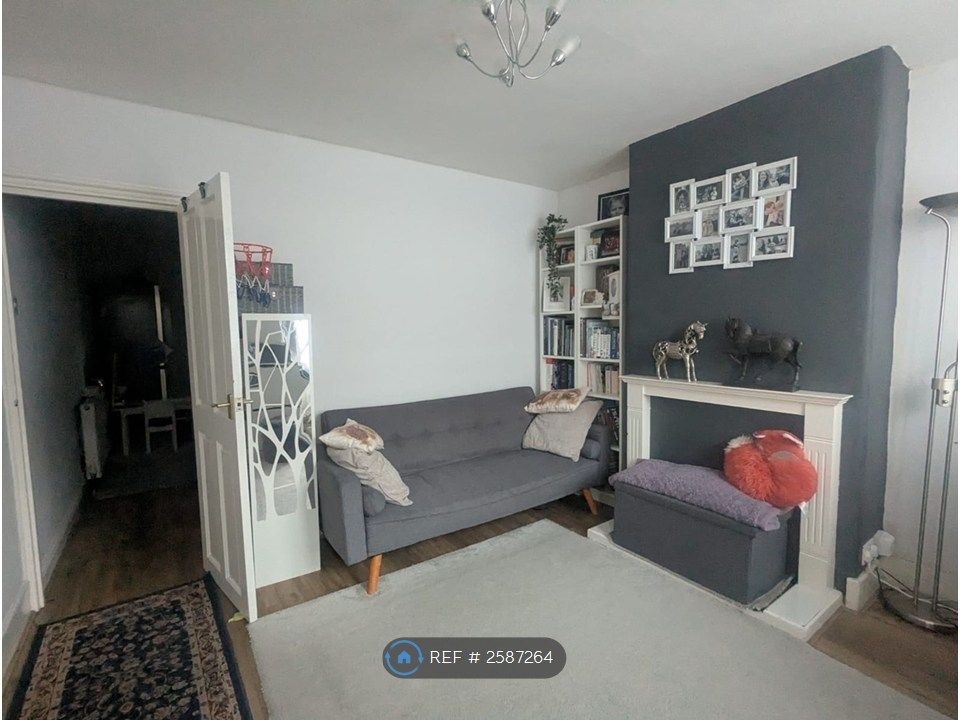 Property photo 3 of 17 Living Room