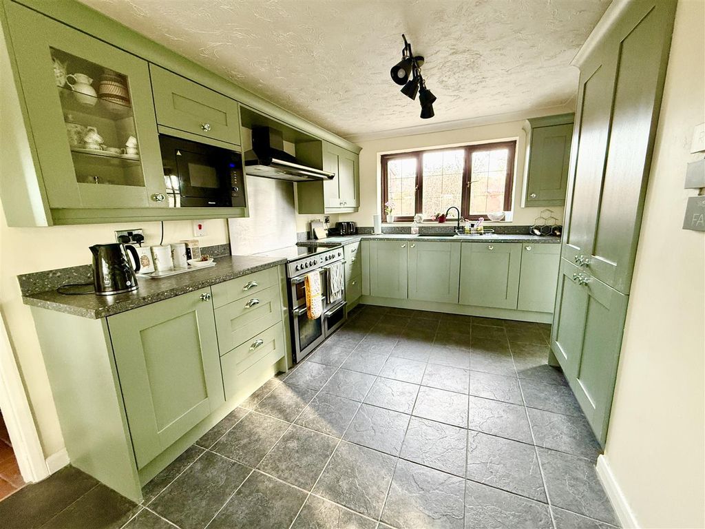 Property photo 3 of 20 Kitchen