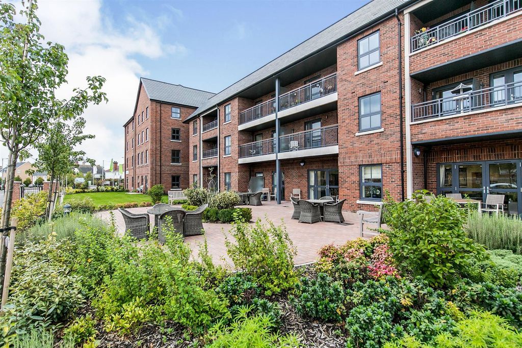 Property photo 1 of 21 Lancer House Gardens.Jpg